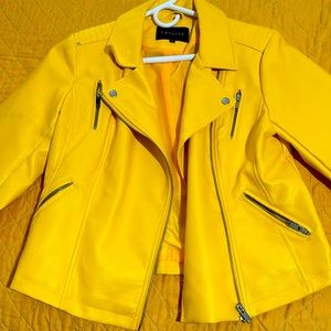 Yellow jacket ! New without tags ! Send me a offer